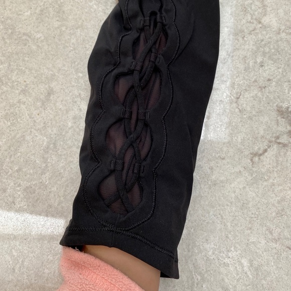 Lululemon ALMOST NEW Tied To It Crop 21” Inseam - Picture 6 of 11